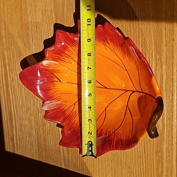La Dolce Vita collection Serving Bowl, Snack Dish, in autum leaf shape and color - Picture 5 of 5